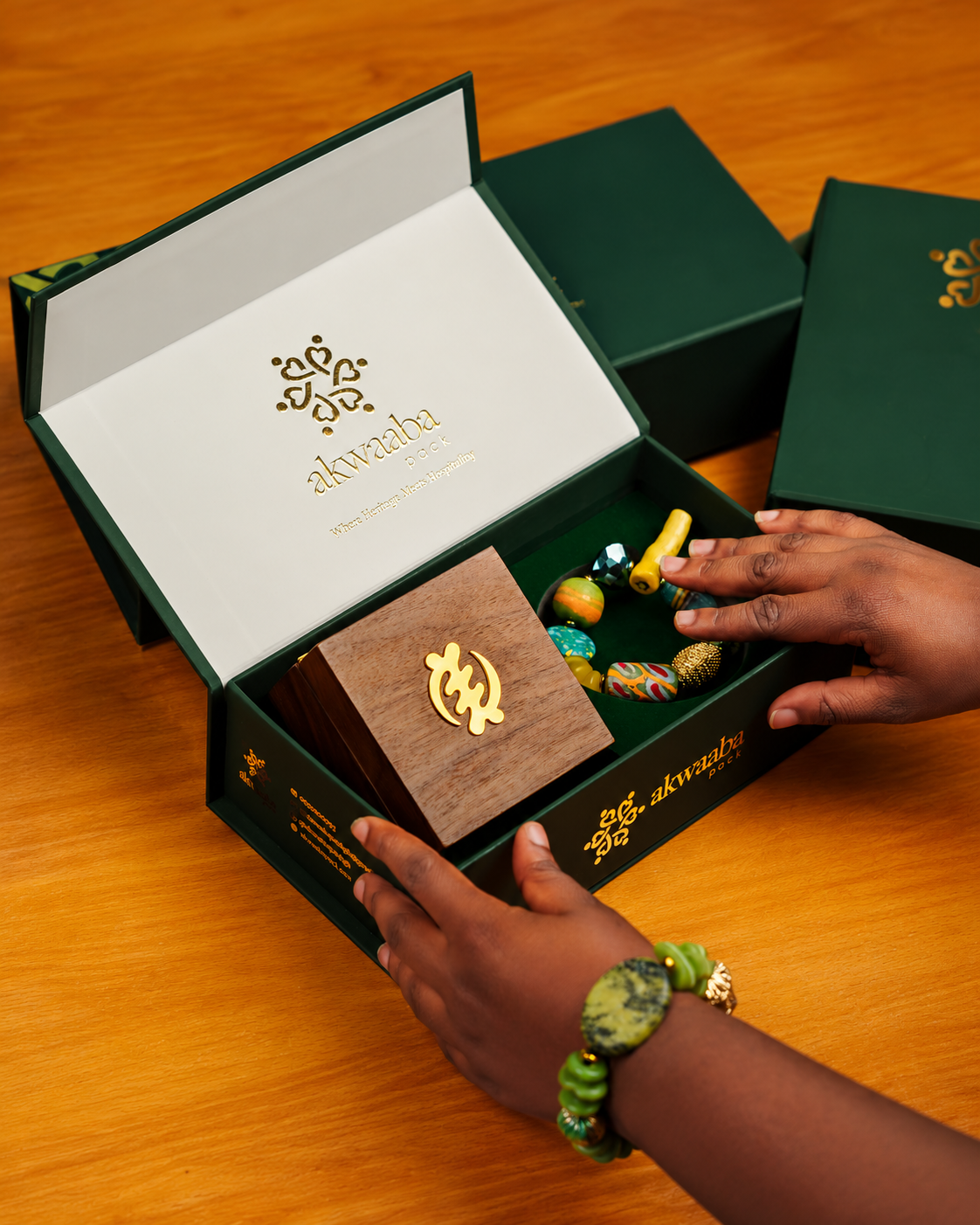 Owulo Set 2 wooden jewellery box and colourful beads in green gift packaging